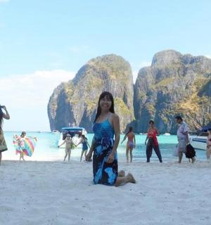 一位女士和一群人站在海滩上