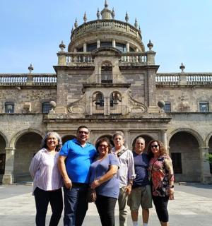 一群人站在一栋建筑物前