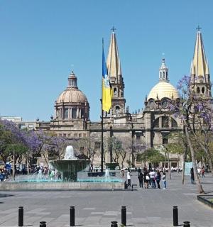 duży budynek z fontanną przed nim