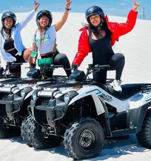 Tři ženy sedí na čtyřkolkách ve sněhu