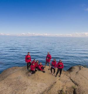 一群人站在水边的岩石上