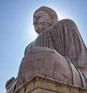 一座矗立在建筑物顶上的大型雕像