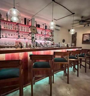 房间里有木桌椅的酒吧