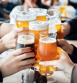 一群人手里拿着啤酒杯