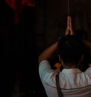 muž visí rukama na provázku