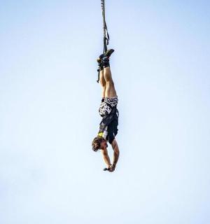 一个人吊在绳子上