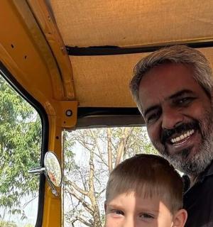 一名男子和一个男孩坐在车里