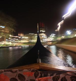 夜晚河上的船，灯光明亮