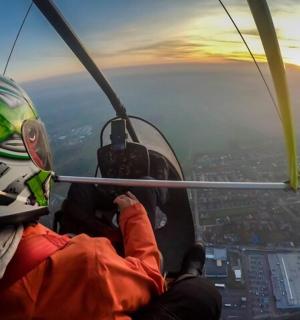 乘坐空中滑雪缆车的人