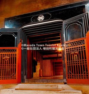 vchod do budovy s červenými dveřmi