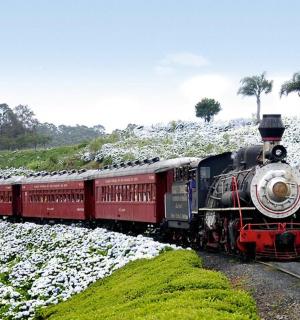 一列火车沿着山边的铁轨行驶