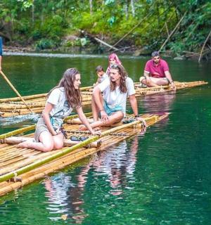 一群人坐在水中的木筏上