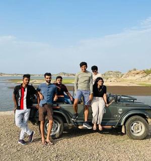 skupina lidí stojících na zadní straně auta