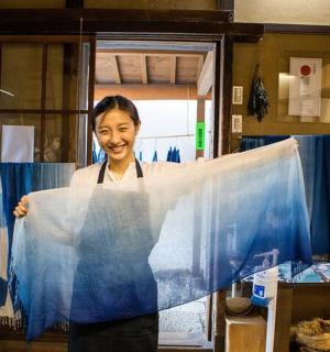 一名女子手里拿着一块布