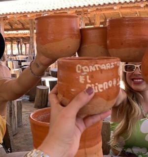 两个女人手里拿着锅