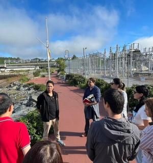 一群人站在人行道上