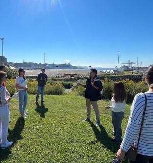 一群人站在草地上