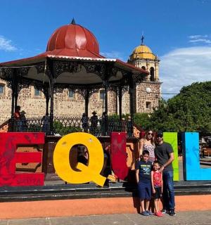 一群人站在标志牌前