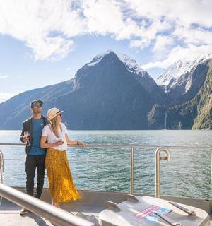 一名男子和一名女子站在船甲板上