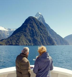 一男一女坐在水中的船上