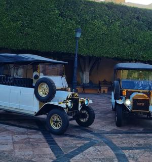 两辆旧车并排停放