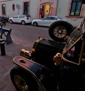 停在路边的汽车