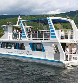 เรือในน้ำมีคนอยู่ด้วย