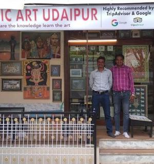 两名男子站在一栋建筑物前