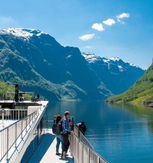 一群人在湖中的船上行走