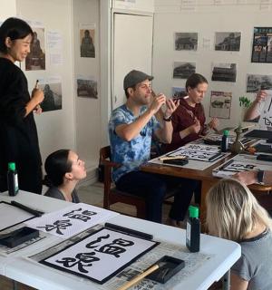 一群人围坐在桌旁写作