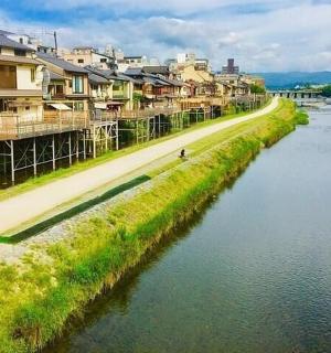 řeka s domy a silnice vedle města