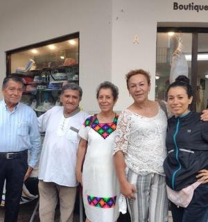 一群人站在商店前