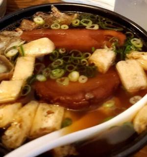 一碗有肉有蔬菜的汤