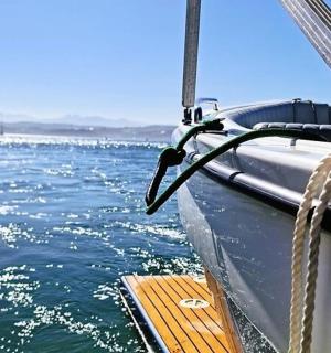 用绳子系在水边的船