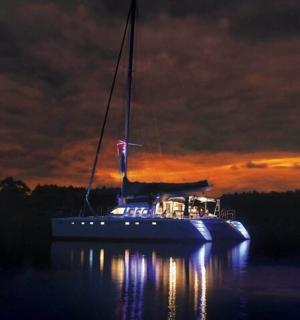 a boat sitting on the water at night