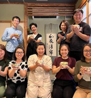 一群人与食物合影