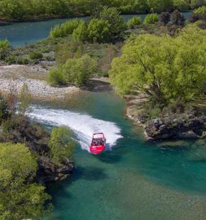 河中央的一艘红船