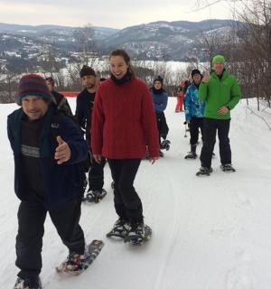 一群人在雪地里滑雪