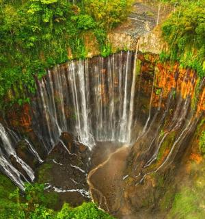 森林中瀑布的鸟瞰图