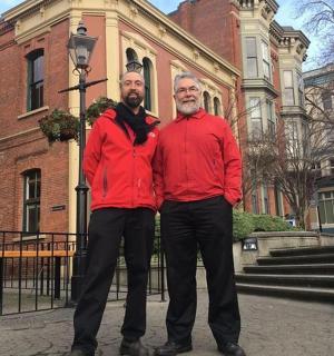 两名男子站在一栋建筑物前