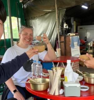 一群人围坐在桌旁吃饭