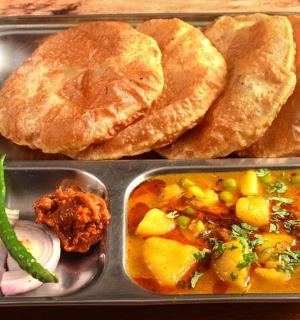 一盘带面包的食物和一盘食物