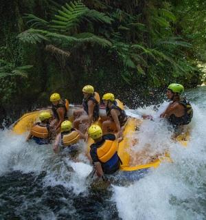 一群人在河上的木筏上