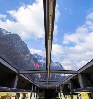 从巴士内部看到的山景