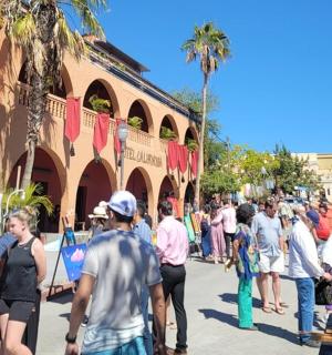 一群人走在街上