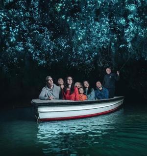 一群人在水中的船里