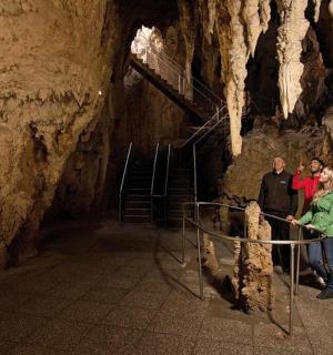 skupina lidí stojících v jeskyni