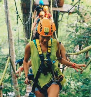 一名女子在丛林中滑索