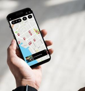 手里拿着手机的人