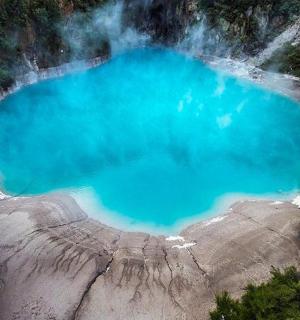 Letecký pohled na modré jezero na hoře
